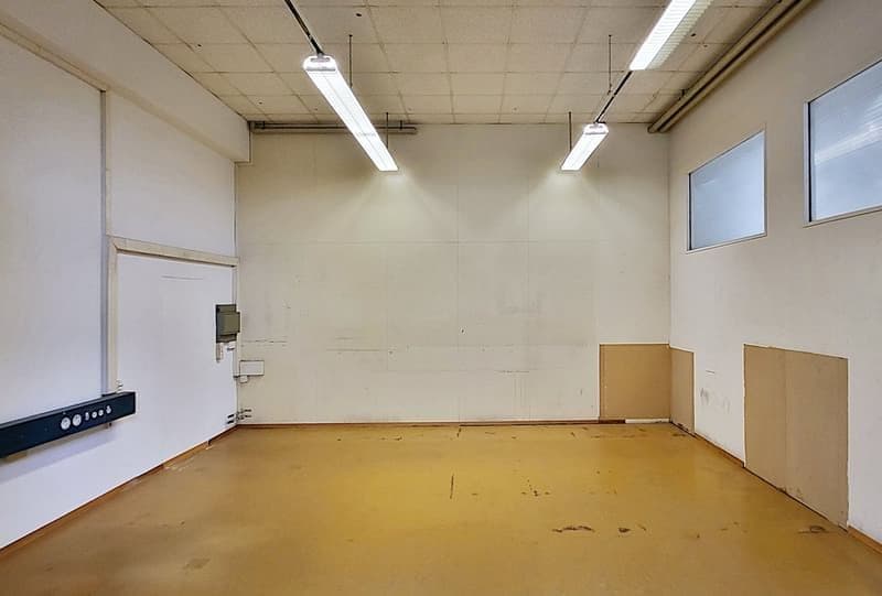 Magazzino commerciale al piano terra - 4 m di altezza del soffitto e 1.000 kg di carico a pavimento - 431 m2 a Hombrechtikon (5)