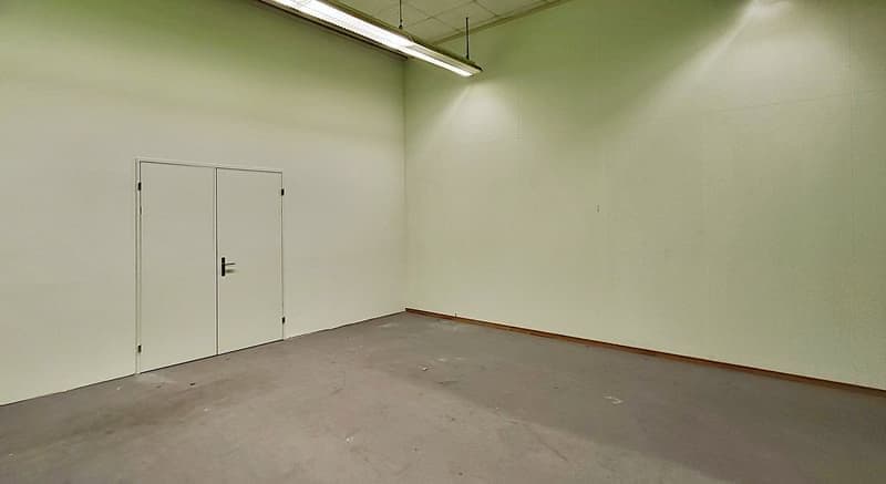 Magazzino commerciale al piano terra - 4 m di altezza del soffitto e 1.000 kg di carico a pavimento - 431 m2 a Hombrechtikon (4)