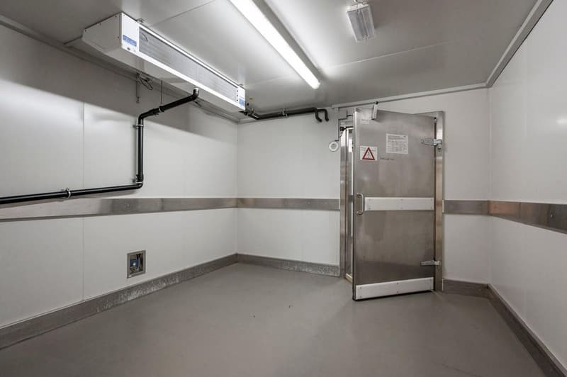 Retail space with very good visibility incl. cooling system - ground floor! (12)