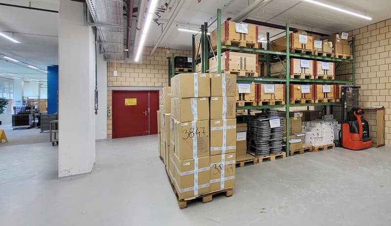 Immeuble commercial spacieux à louer à Wetzikon (5)