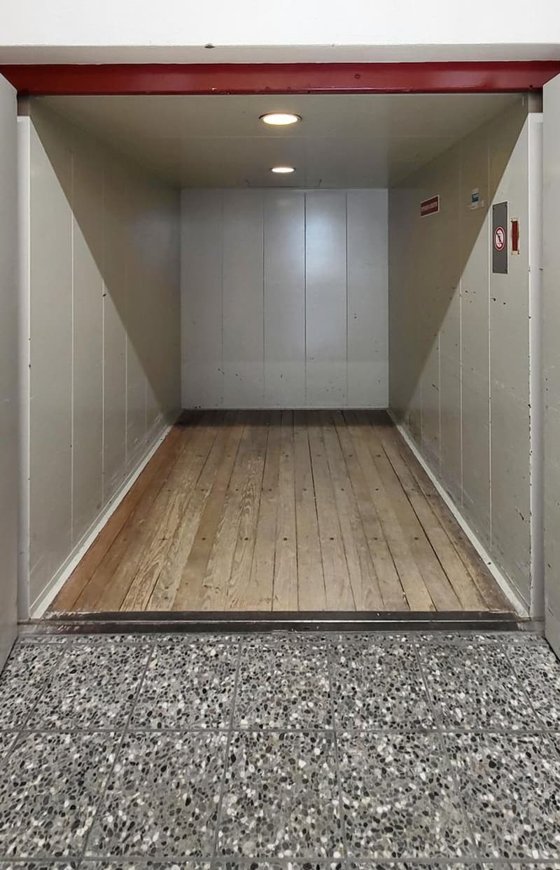 Immeuble commercial spacieux à louer à Wetzikon (6)