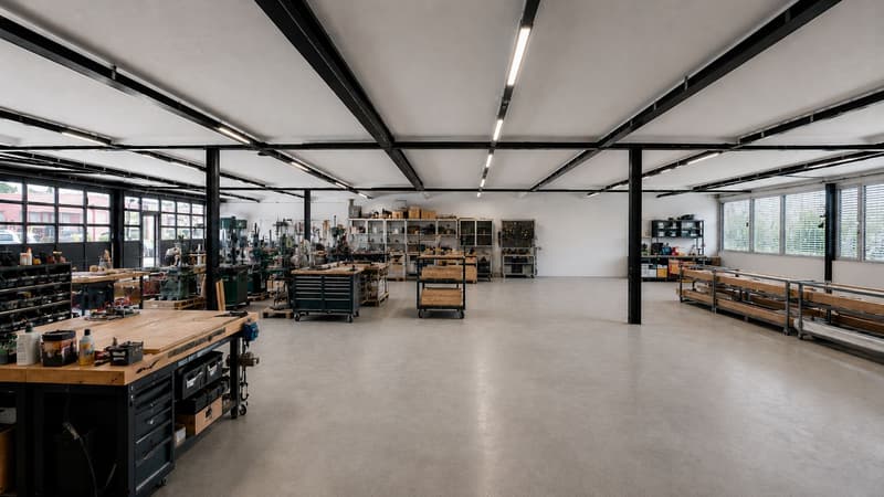 Ground-level commercial spaces for craftsmen and traders (6)
