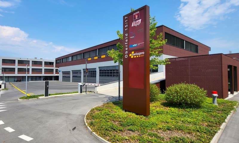 Ground-level commercial spaces for craftsmen and traders (2)
