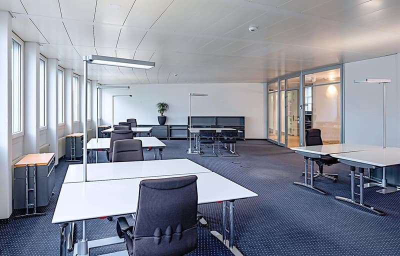 Attractive and bright office spaces in a prime location by the lake and main station (2)
