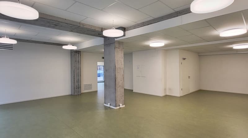 Spazio commerciale rappresentativo con visibilità massima nel cuore di Glarus! (8)