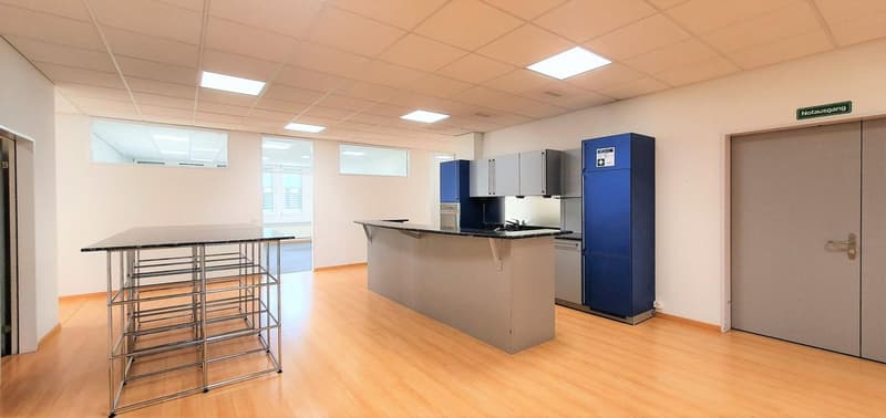 Bureau d'angle entièrement aménagé avec cuisine de thé! (5)
