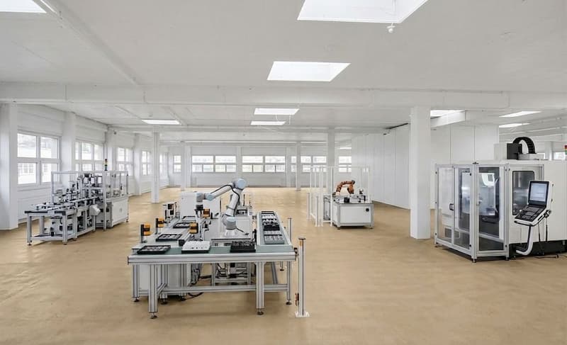 Attractive commercial space with plenty of daylight! (4)