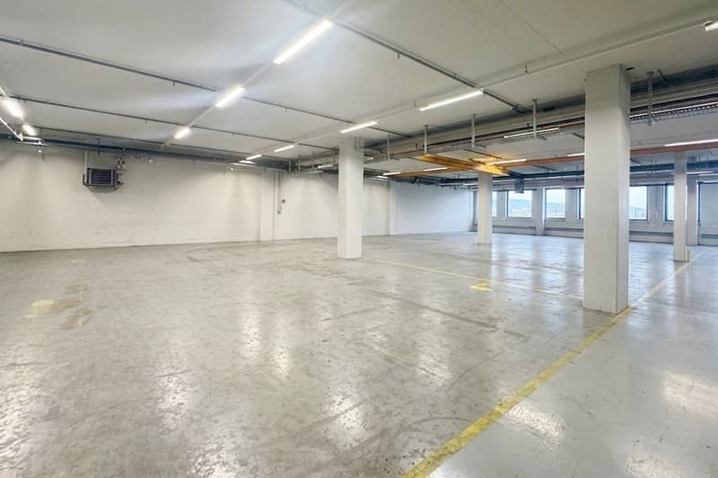 100m² - Spazio commerciale/magazzino con consegna diretta & accessibilità ideale (1)