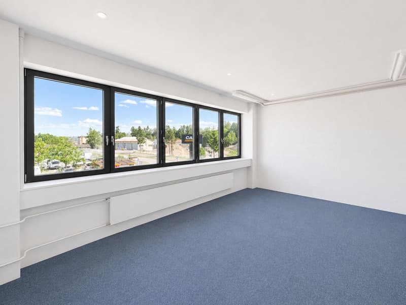 Entire building section and approx. 1'500 m² outdoor space available! (6)