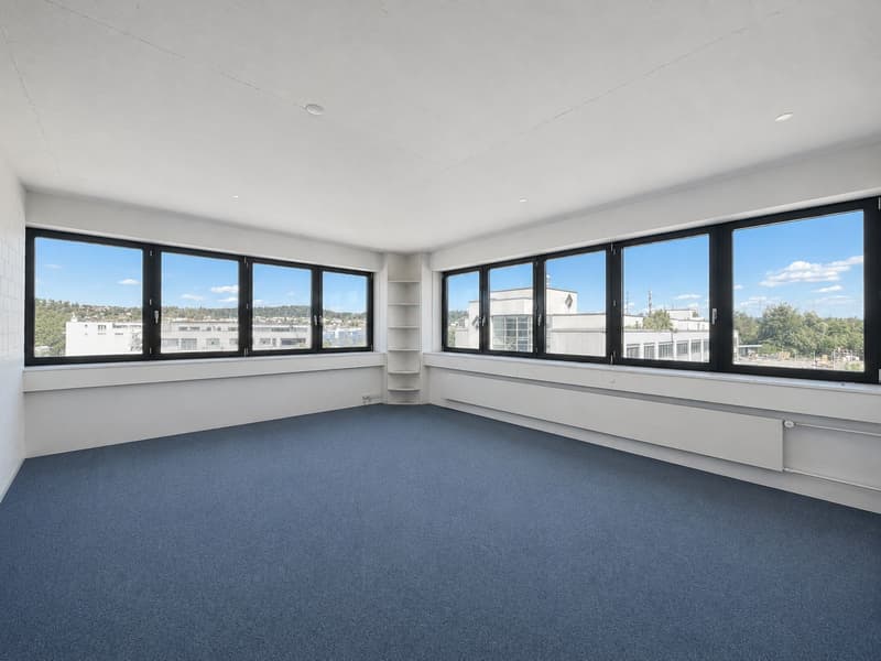 Entire building section and approx. 1'500 m² outdoor space available! (3)