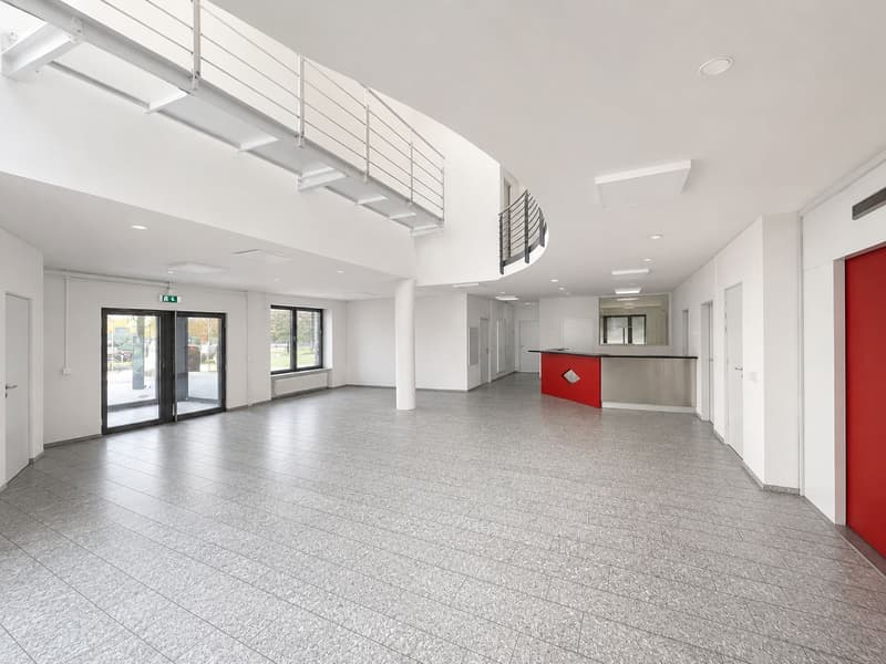 Entire building section and approx. 1'500 m² outdoor space available! (2)
