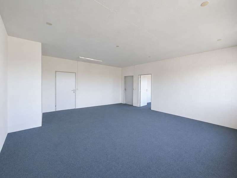 Entire building section and approx. 1'500 m² outdoor space available! (9)