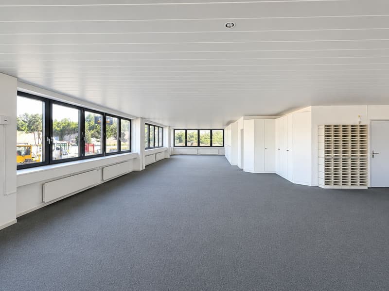 Entire building section and approx. 1'500 m² outdoor space available! (8)