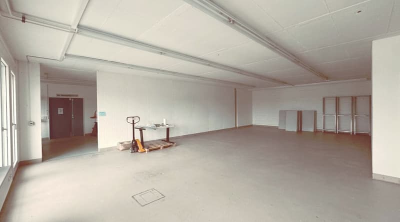 Commercial & Storage Space (147 m²) with Ground-Level Delivery and Large Cargo Lift (2)