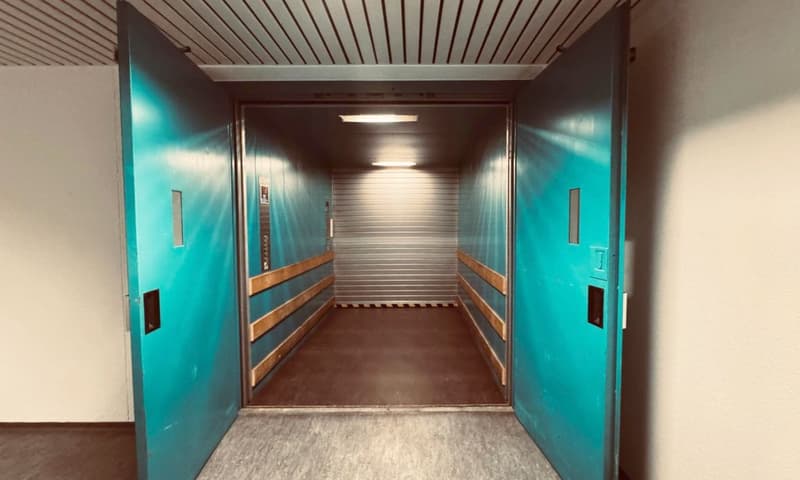 Commercial & Storage Space (147 m²) with Ground-Level Delivery and Large Cargo Lift (8)