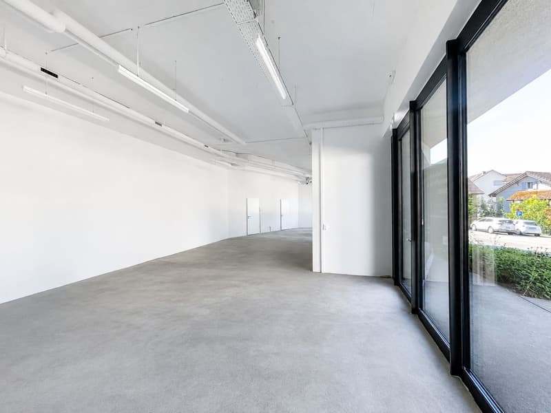 Commercial space on the ground floor for services, sales or office! (2)
