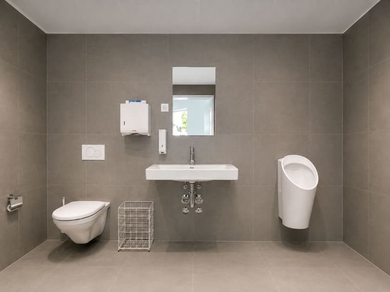 Commercial space on the ground floor for services, sales or office! (6)