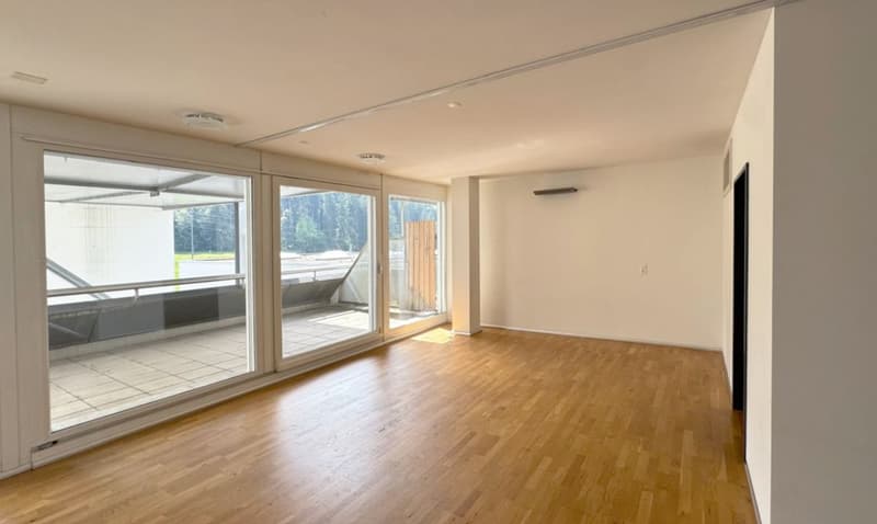 Exklusive & lichtdurchflutete Gewerbe-/Bürofläche (173 m²) mit 2 Terrassen in Schindellegi (4)