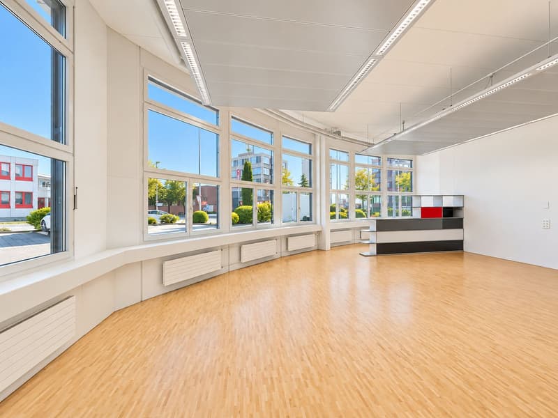 179 m² Büro- oder Gewerbefläche im EG in Hünenberg! (1)