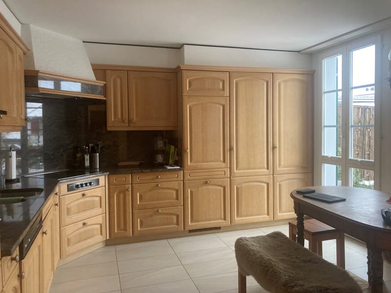 kitchen with wooden cabinets, black granite countertops, electric stove, oven, sink, dishwasher, breakfast table, bench, wooden flooring