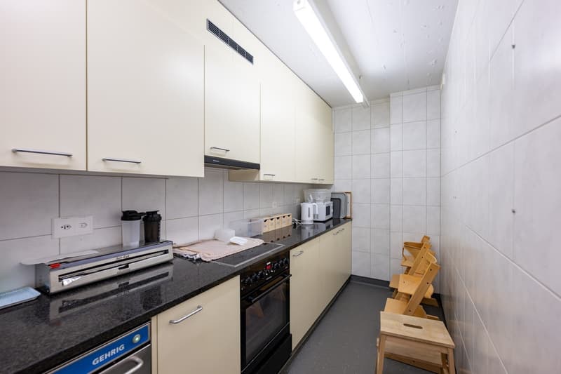 Flexible commercial space in a central location, ideal for kindergarten, office or practice (8)
