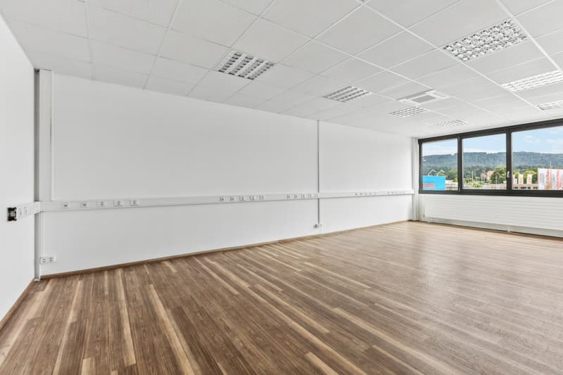 Spacious office space (3)