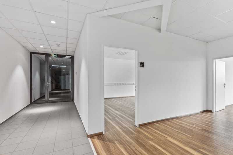 Spacious office space (2)