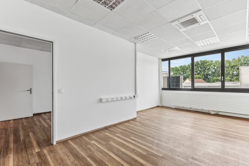 Spacious office space (5)