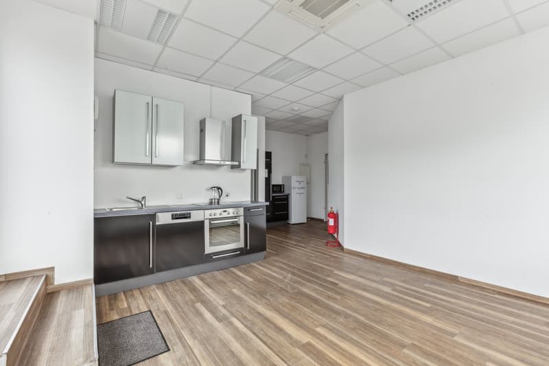 Spacious office space (7)