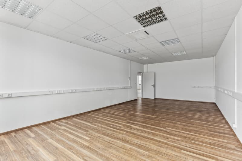 Spacious office space (4)