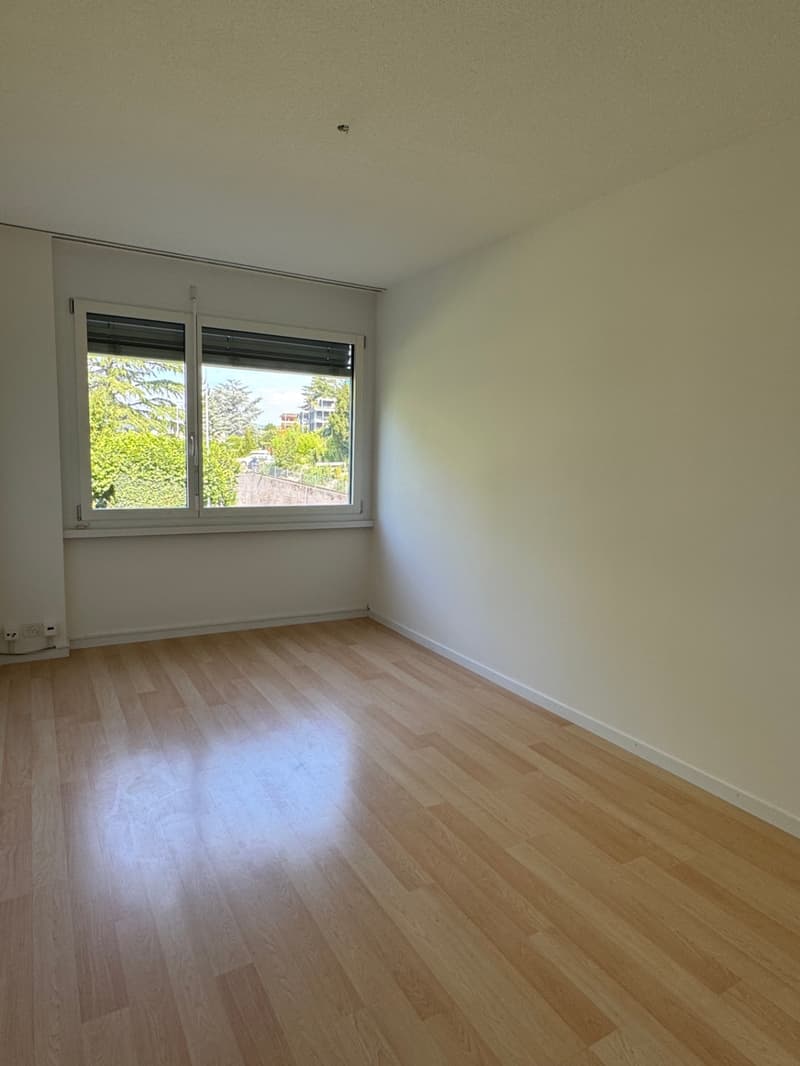 Schlafzimmer/ Büro links