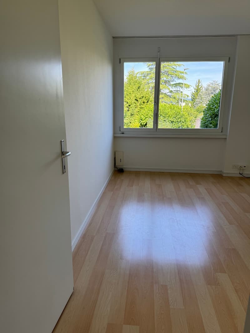 Schlafzimmer/ Büro rechts