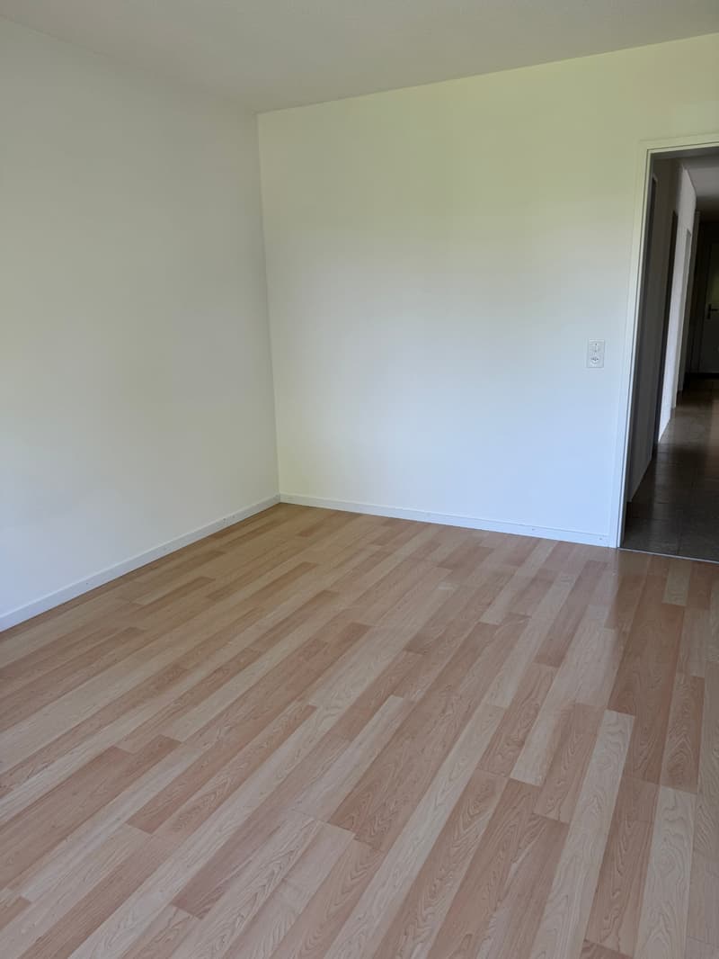 Schlafzimmer/ Büro rechts