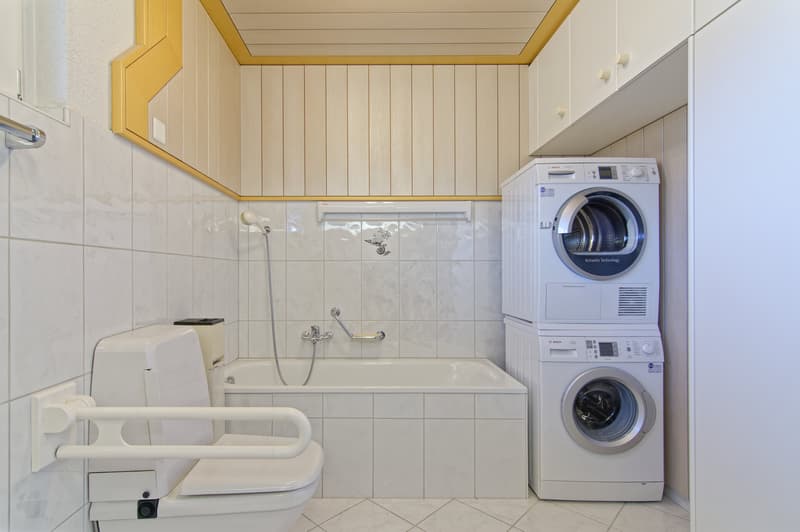 Bad mit Wanne und Waschturm