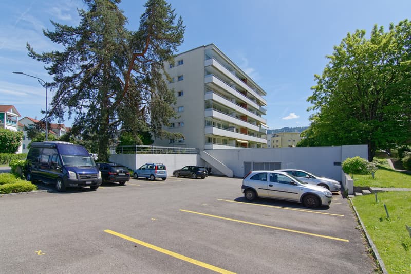Aussenansicht mit Parkplatz