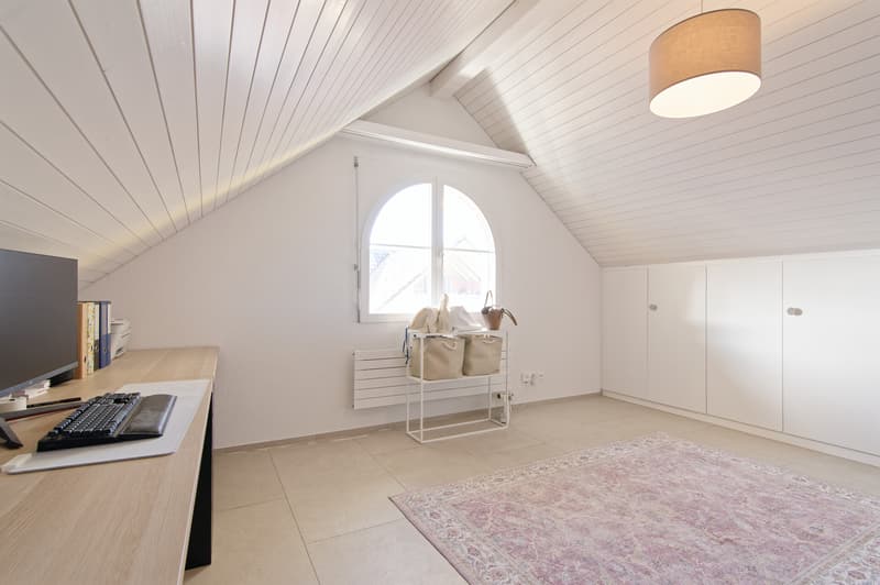 Dachzimmer mit Wandschrank