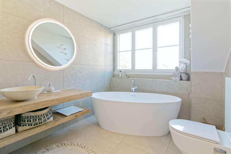 Bad mit freistehender Badewanne und Dusche