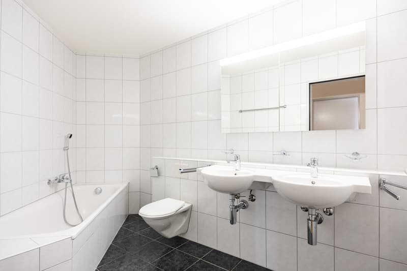 Bad mit Wanne und Doppellavabo