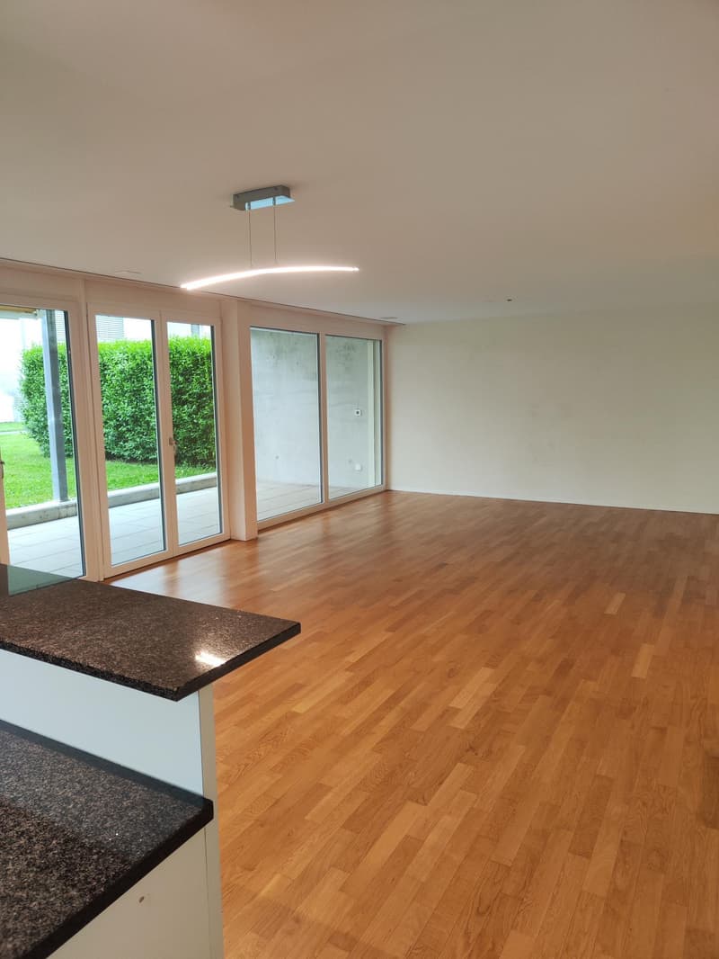 Moderne 3.5-Zimmer-Erdgeschosswohnung mit grosszügigem Sitzplatz (2)