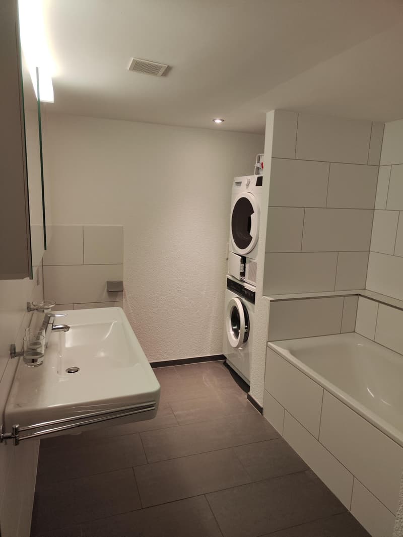 Helle 3.5-Zimmer-Wohnung mit gedecktem Balkon (10)