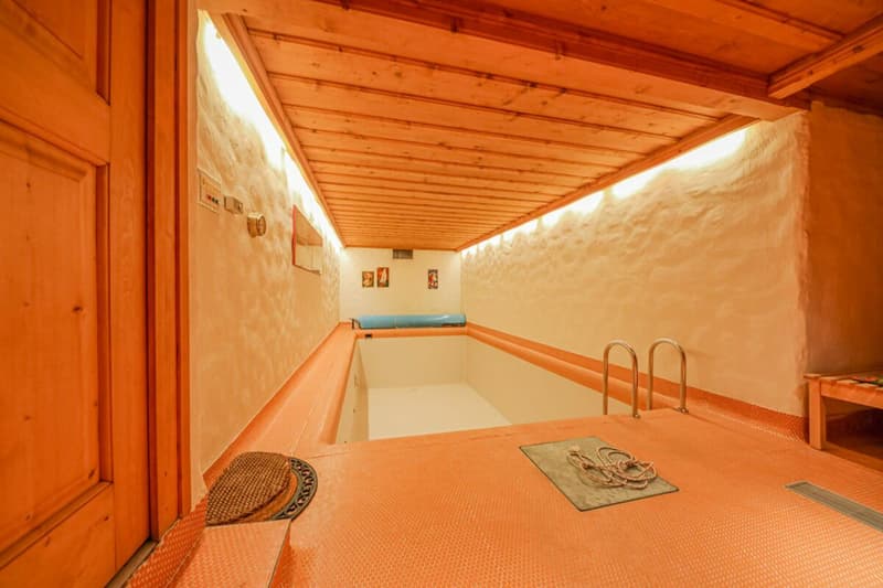 Chalet with 3 residential units, swimming pool, and garages Höhenstrasse 14 (8)