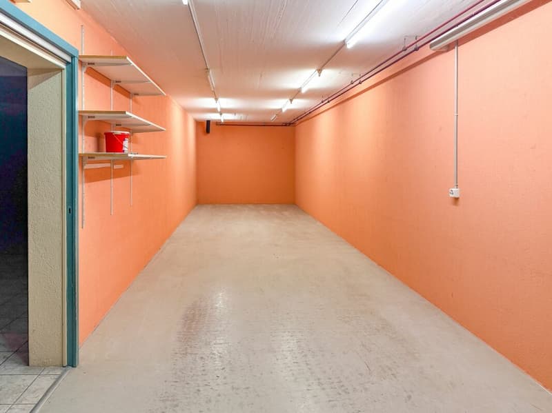 Commercial property with storage room and parking spaces (3)