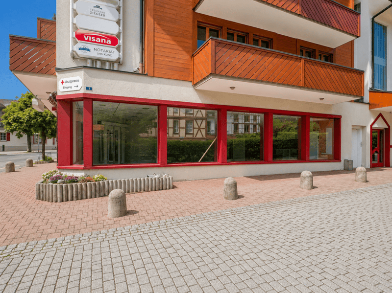 Commercial property with storage room and parking spaces (2)