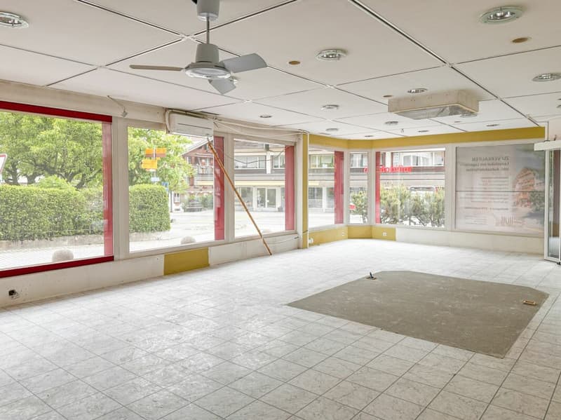 Commercial property with storage room and parking spaces (5)