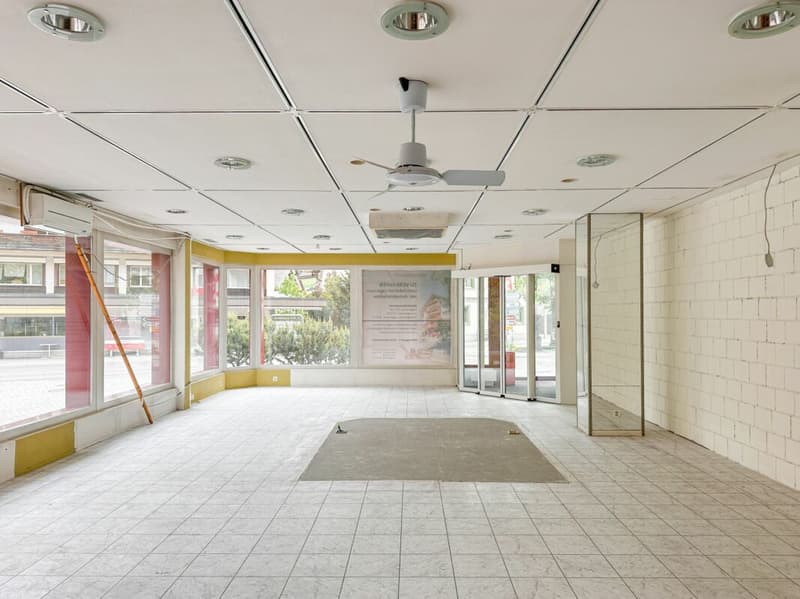 Commercial property with storage room and parking spaces (6)