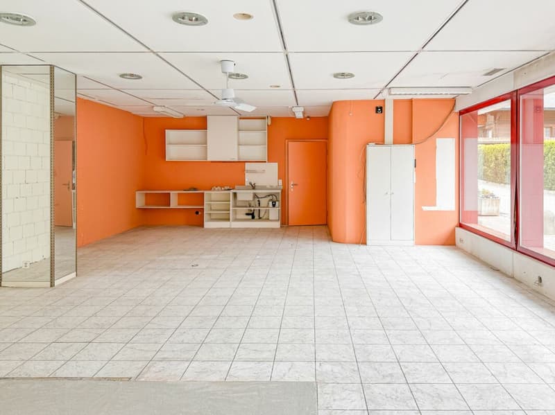 Commercial property with storage room and parking spaces (4)