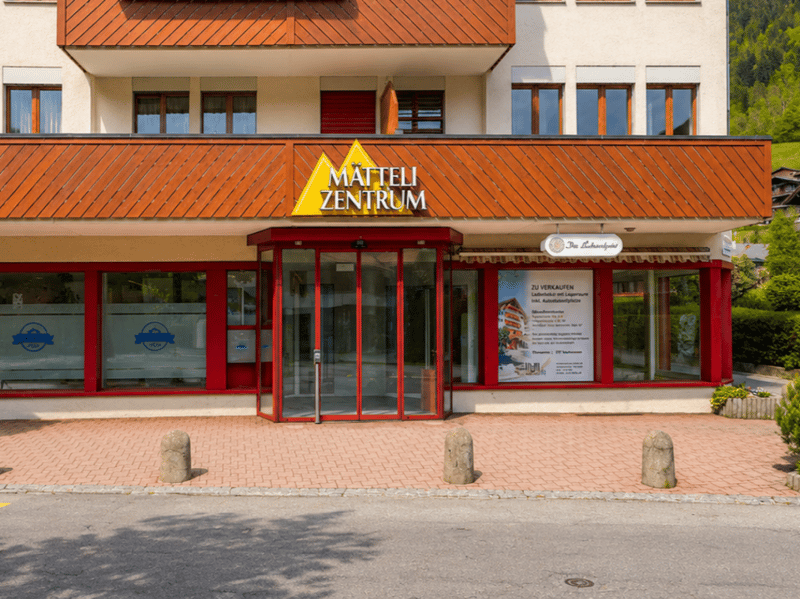 Commercial property with storage room and parking spaces (7)