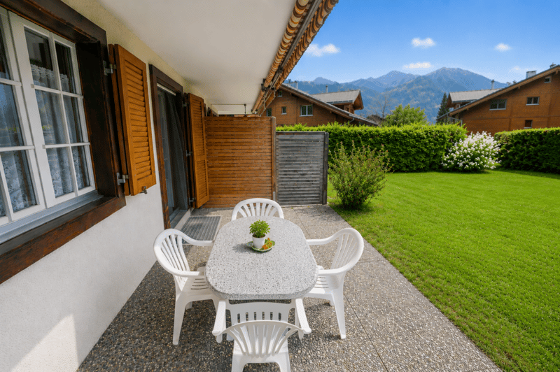 Charming 2.5-room apartment with terrace and garden (9)
