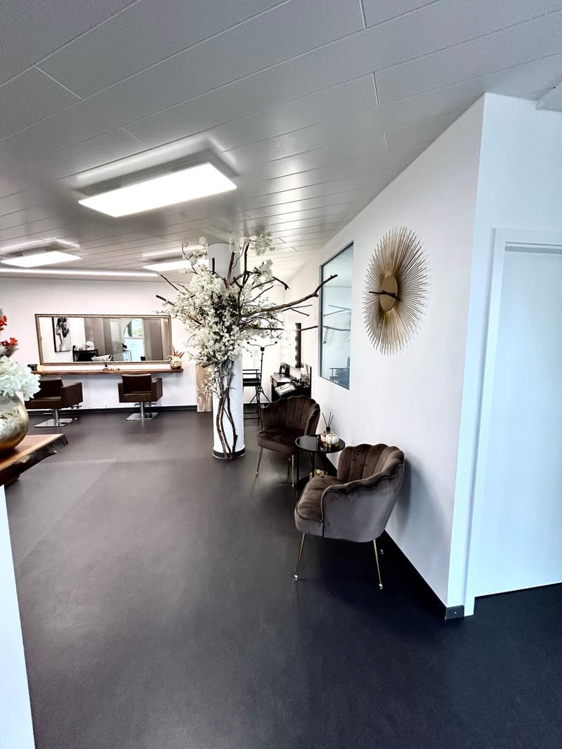 Heller, vielseitig nutzbarer Raum in laufendem Friseursalon (4)
