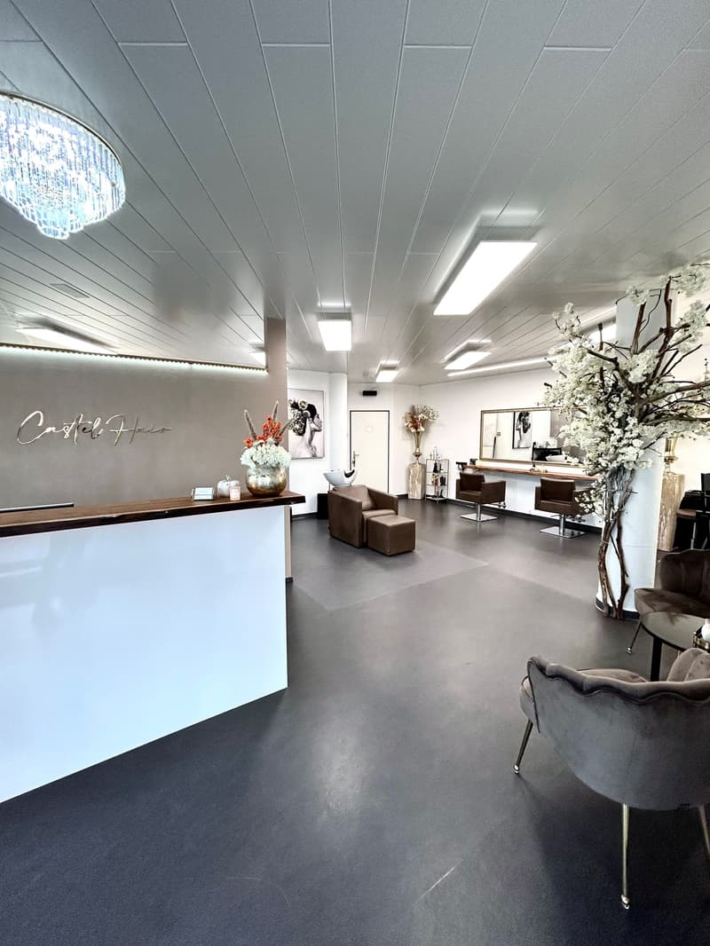 Heller, vielseitig nutzbarer Raum in laufendem Friseursalon (3)